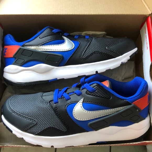 Nike kids shoes size 2 - Picture 4 of 6